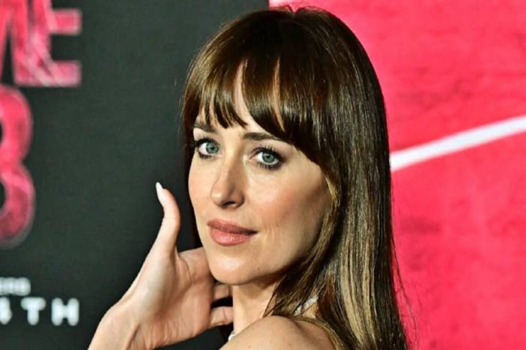 chris martin and dakota johnson